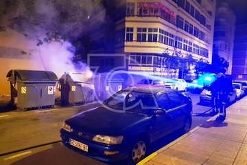 Arde un contenedor en la calle de Juan Negrín (Foto TA)